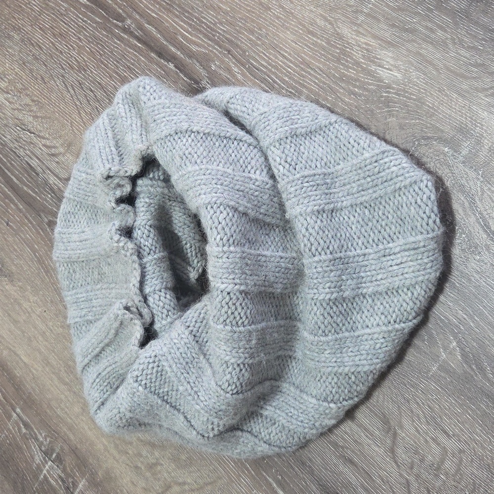 Banana Republic Made Of Italian Yarn Light Gray Ribbed Knit Infinity Scarf Snood